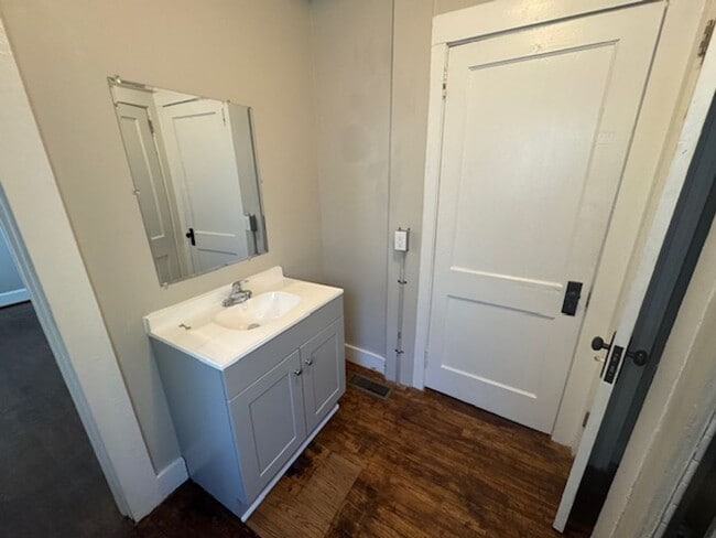 Building Photo - 505 E 5th St