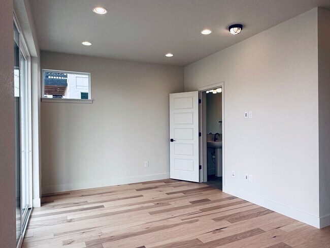 Building Photo - Luxury 3 Bedroom Townhome in the Heart of ...