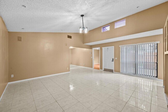 Building Photo - 1100 Manor Dr