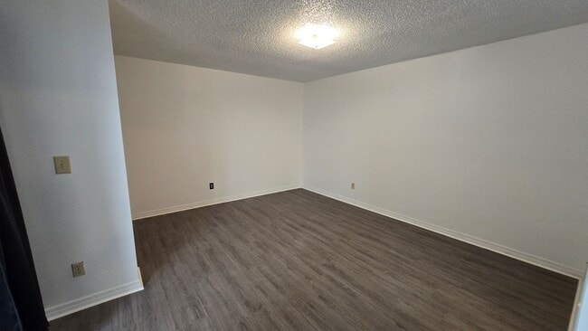 Building Photo - 2 Bed, 1.5 Bath private backyard