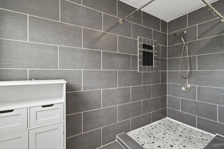 Building Photo - 837 Romney Ln