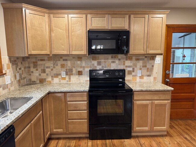 Building Photo - Stunning 3-bedroom, 3-bathroom single family home