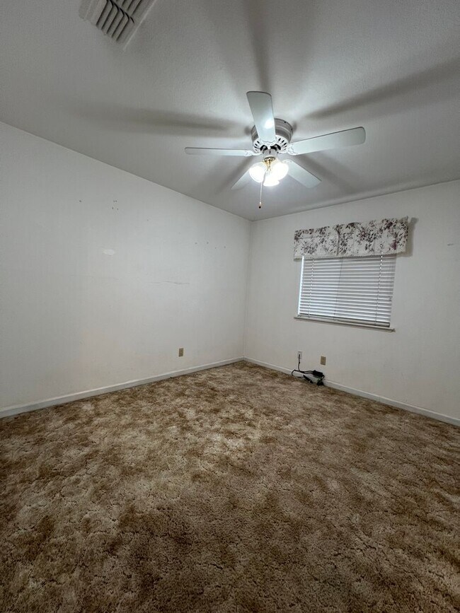 Building Photo - Cute, well -maintained home