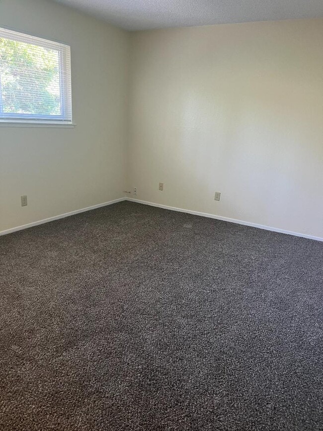 Building Photo - 1281 Juniper Dr