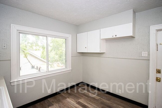 Building Photo - Updated 2BD UP off West Blvd-Westside Clev...