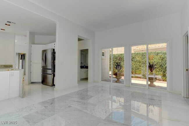 Building Photo - 8953 Diamond Falls Dr