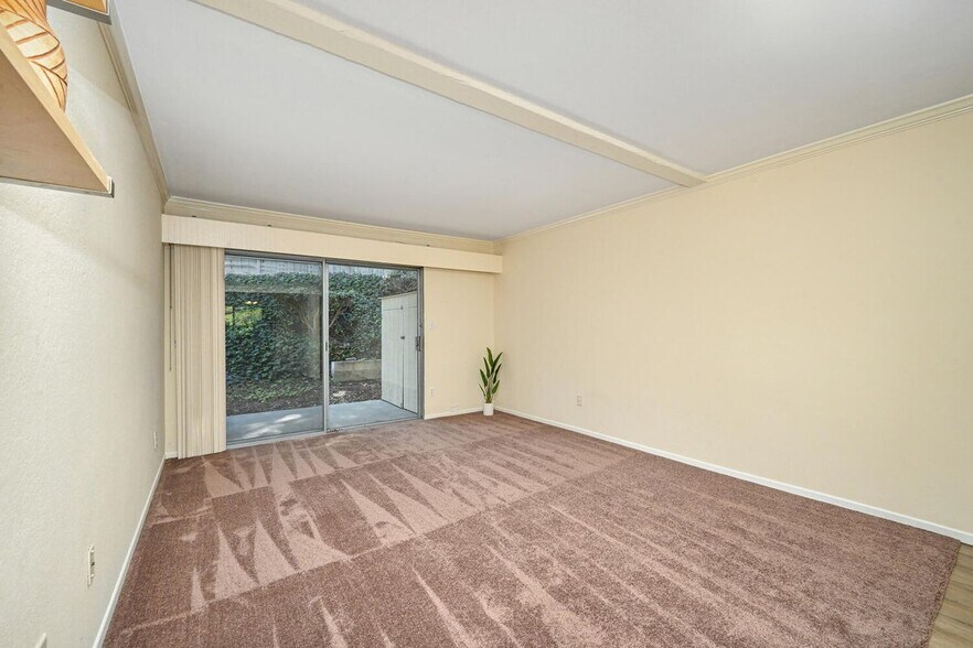 Building Photo - 23732 Hillhurst Dr