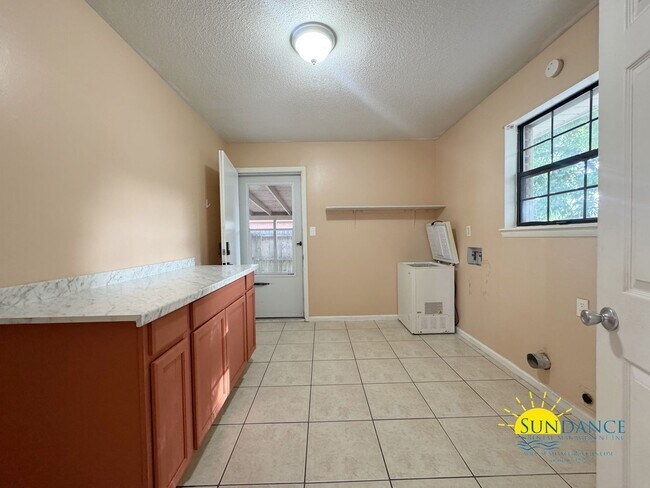 Building Photo - Charming 2-Bedroom Home with Bonus Room in Mary Esther!