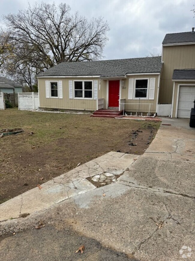 Building Photo - 4 BEDROOM NEAR JANE PHILLIPS SCHOOL