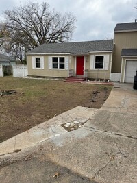 Building Photo - 4 BEDROOM NEAR JANE PHILLIPS SCHOOL