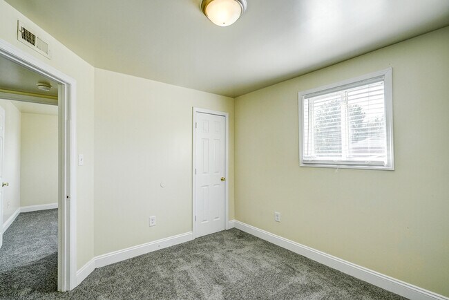 Building Photo - 2104 Phaup St