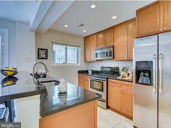 Kitchen with modern appliances - 1384 Bryant St NE