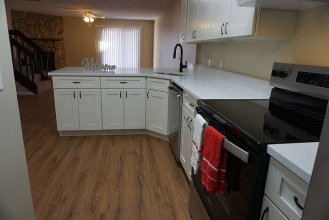 Building Photo - Mandarin Townhome