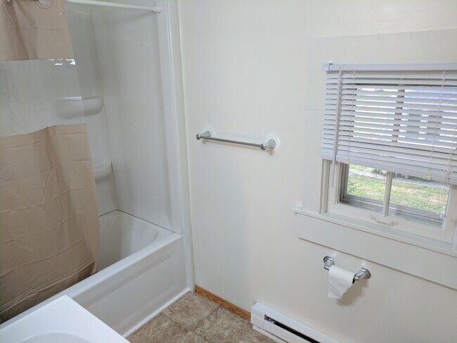 full bath - 903 East St