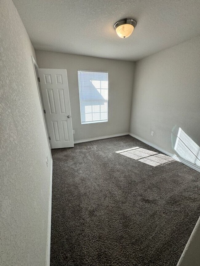 Building Photo - Elegant Townhome Ready for Move In - 3 BR 2.5 Bath - NE San Antonio (in Selma)