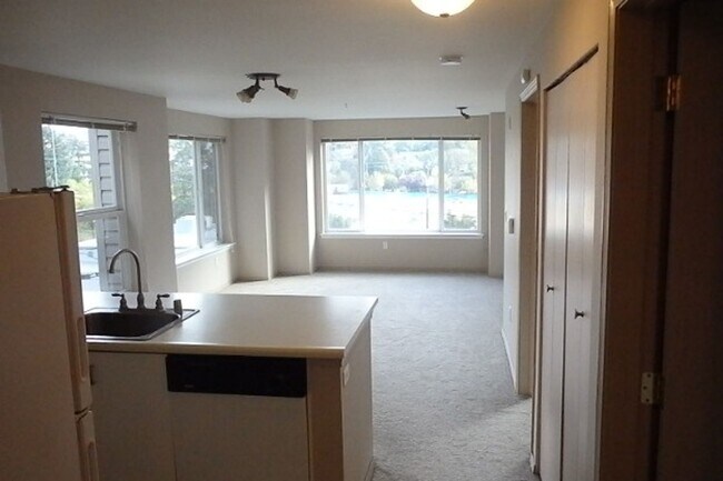 Building Photo - Spacious 2 Bedroom/2 Bath Apartment in First Hill