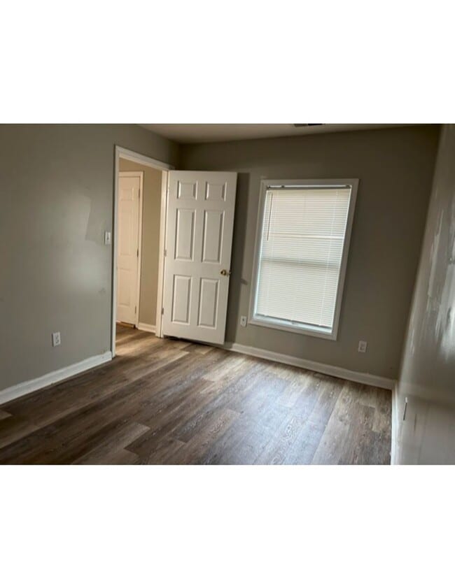 Building Photo - Downtown Beauty!