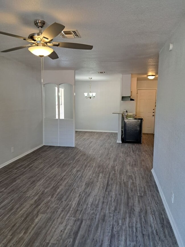 Building Photo - Large spacious Home