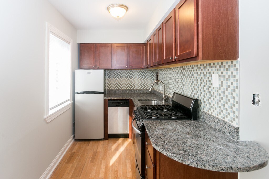 Building Photo - 701 Elm Pl