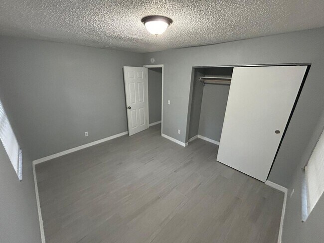 Building Photo - Spacious 5 Bedroom Home forRent in Tampa