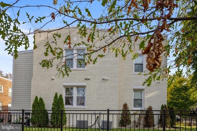 Building Photo - 1100 Holbrook Terrace NE