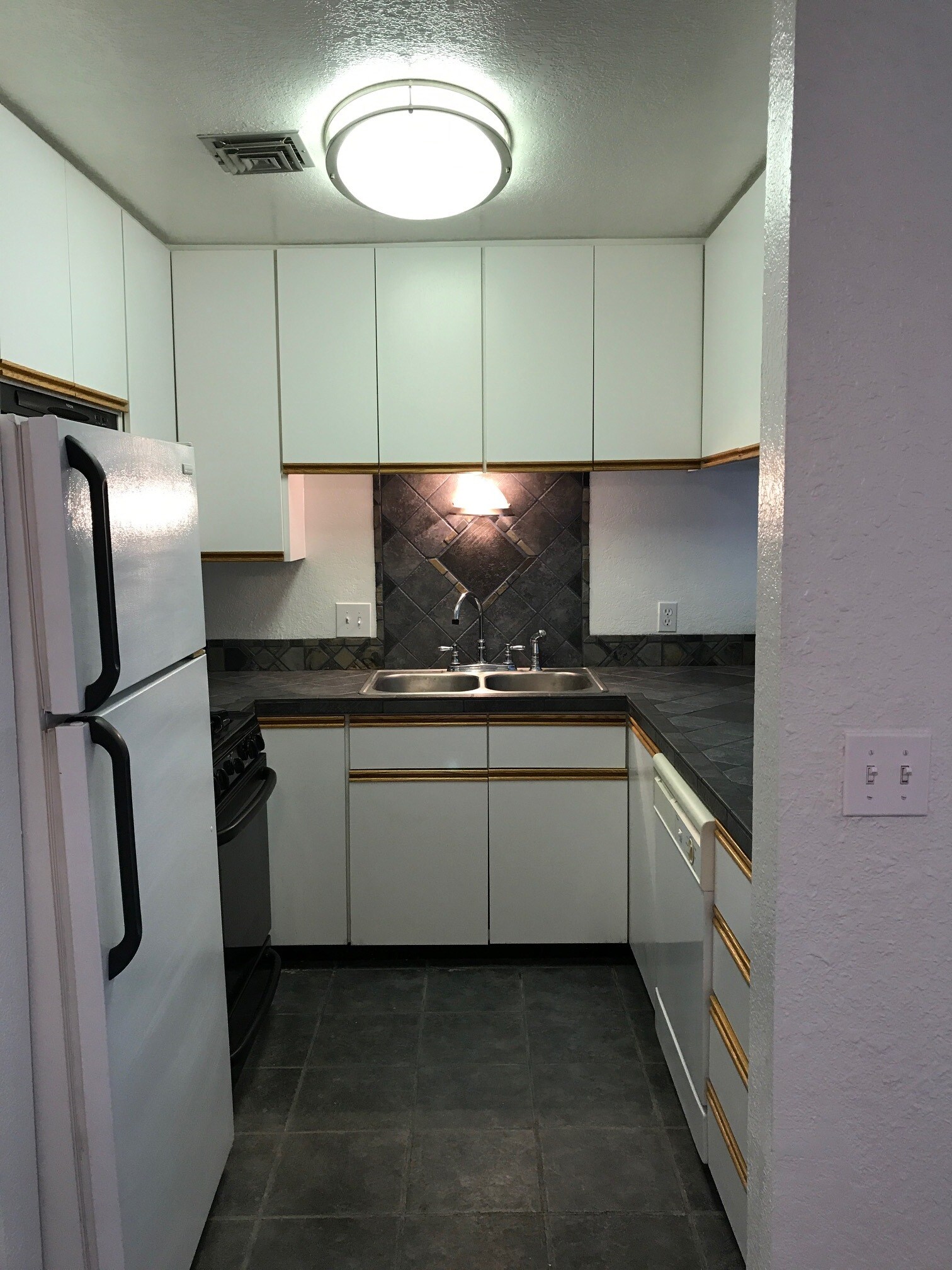 Kitchen - 824 S Langley Ave