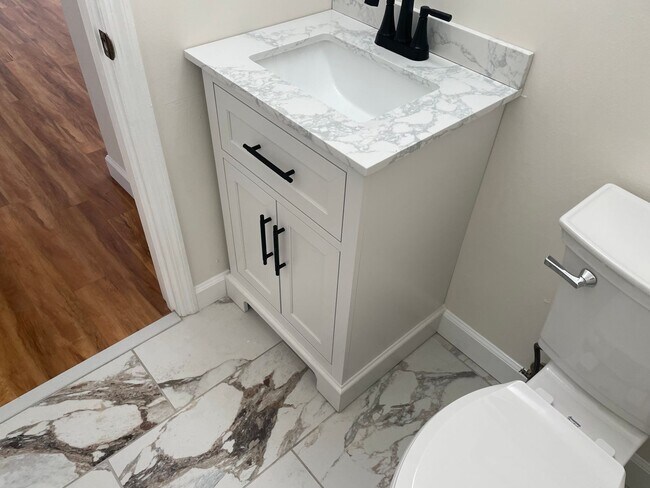 Building Photo - Beautiful 2 Bed, 1.5 Bath Townhome on the Edge of the Desirable Hill Neighborhood Available for Rent