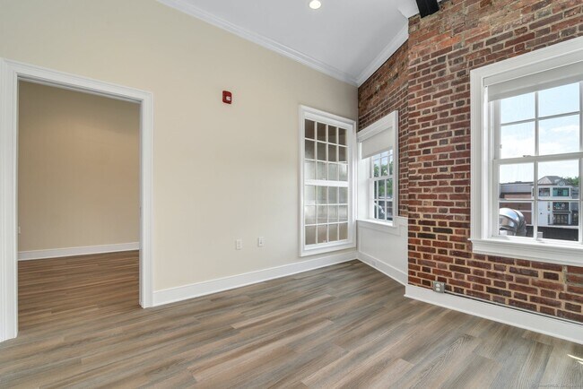 Building Photo - 1077 Post Rd