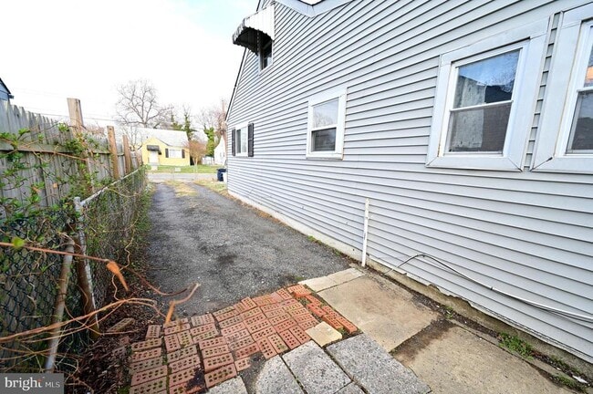 Building Photo - 2610 Lakehurst Ave