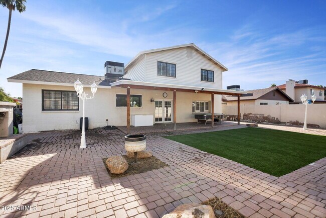 Building Photo - 2542 W Nopal Ave