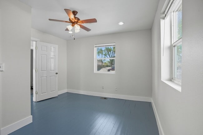 Building Photo - 2409 E Queen Ave