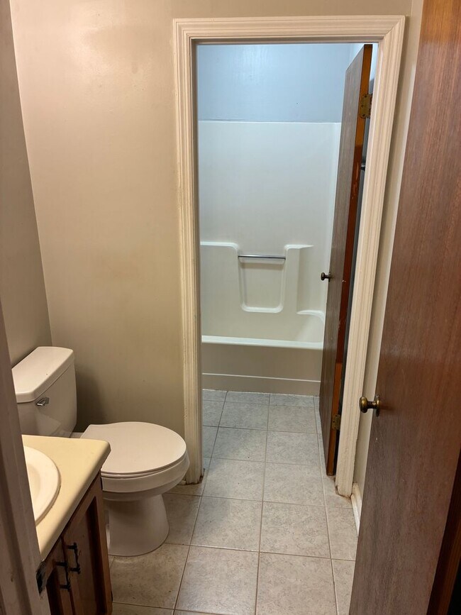 Building Photo - 415 Admiral's Walk Dr