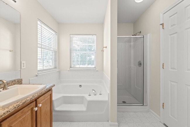 Building Photo - 3 Bedroom w/ 2 car Garage (Landscaping is ...