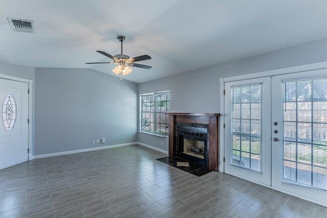 Building Photo - 9411 Valley Moss