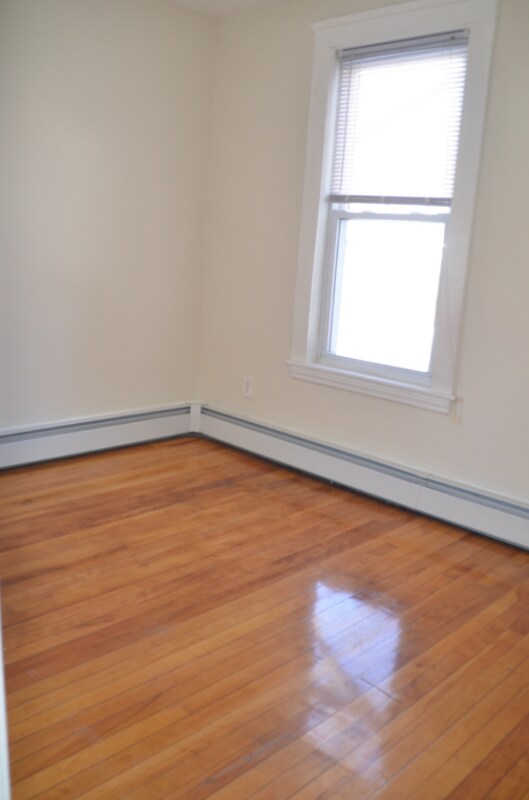 Building Photo - 10-10 Howard St