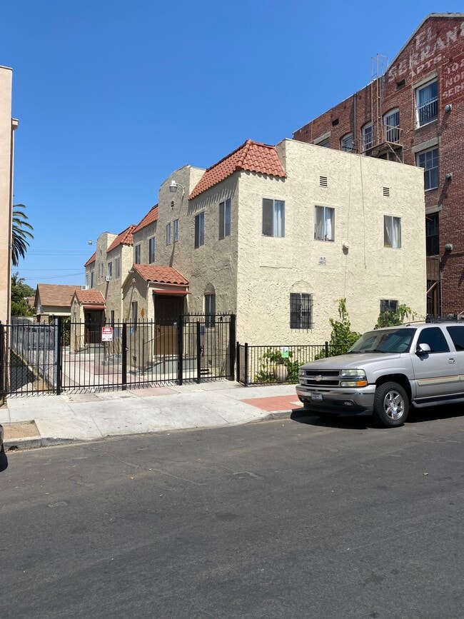 Building Photo - 1019 N Serrano Ave