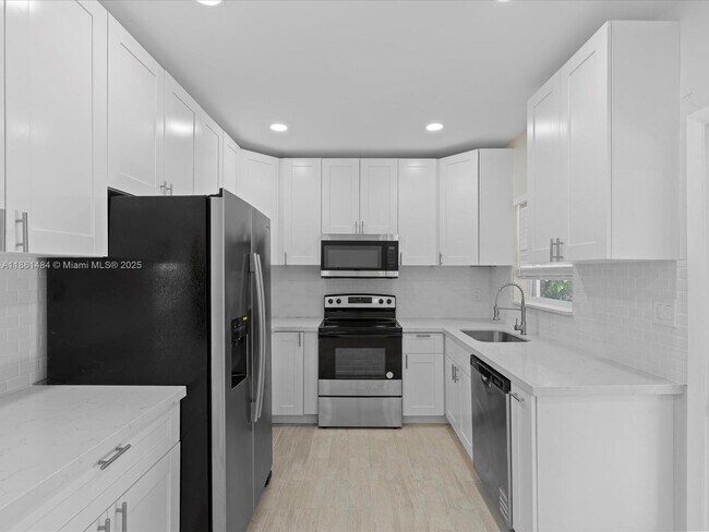 Building Photo - 113 SW 22nd Ave