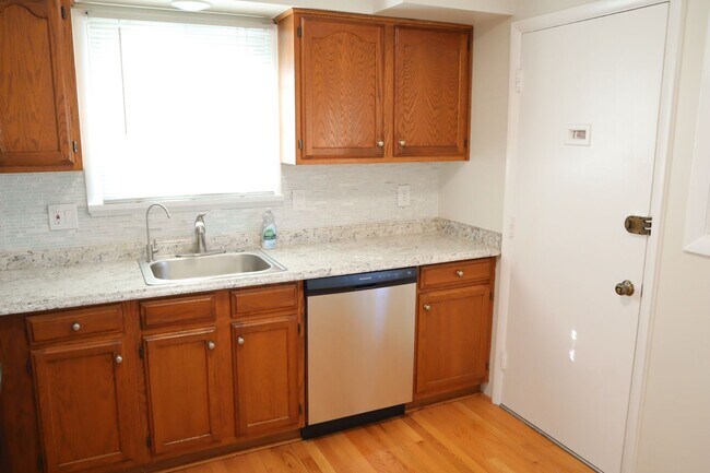 Building Photo - Renovated 3BR 2BA Rockville Split-Level with Huge Fenced Yard Available July