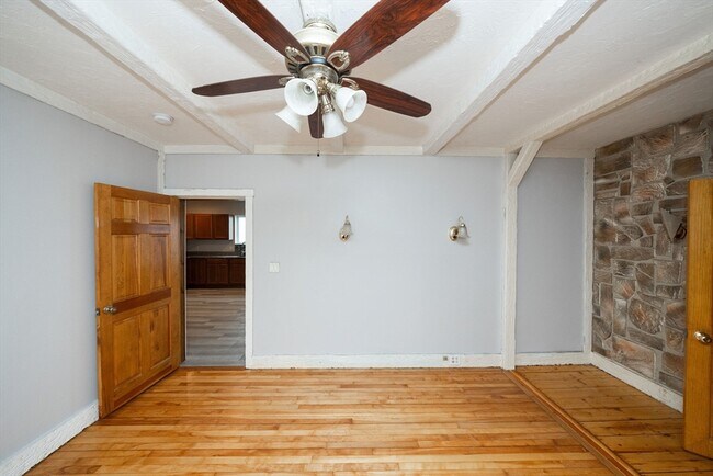 Building Photo - 10 Alpine St