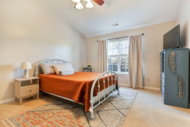 Building Photo - Charming 3 BD - 2.5 BA townhome located so...