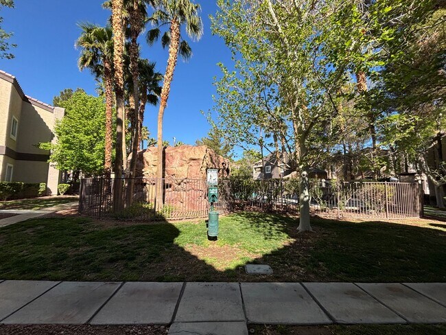 Building Photo - Gorgeous 1Bed/1Bath Condo located in Spanish Palms guard gated community!