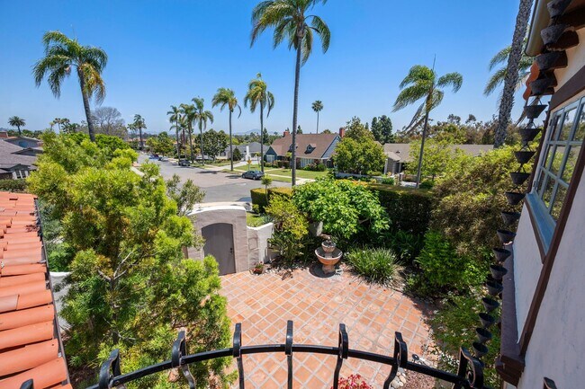 Building Photo - Kensington Exceptional Location 4Bed 3.5 Bath Private Gated Spanish Estate like property