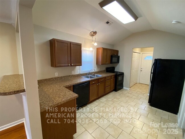 Building Photo - 411 Gay St