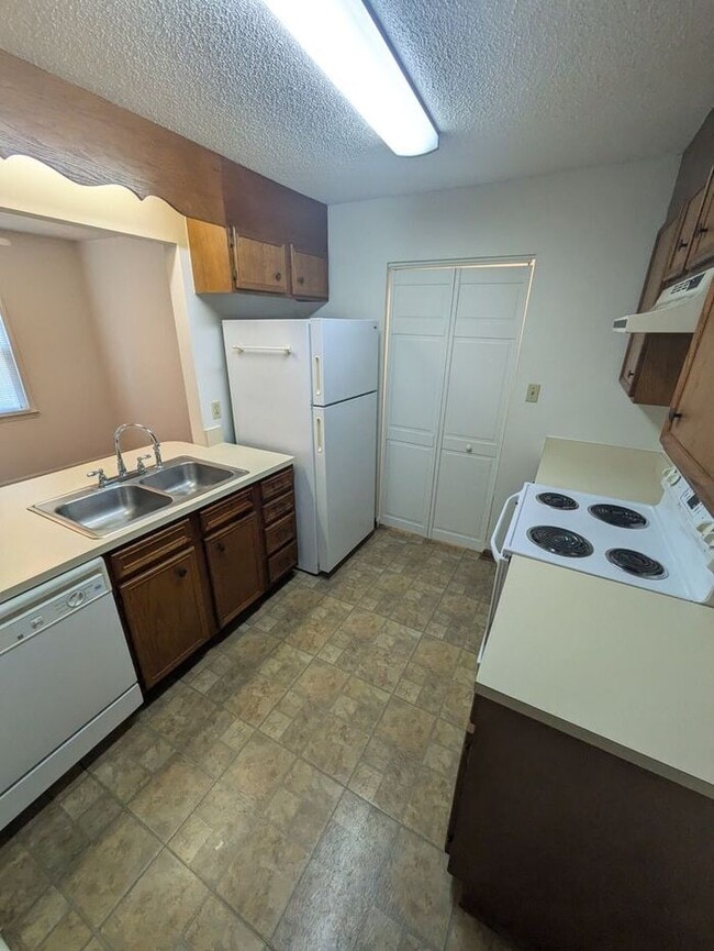 Building Photo - 2BD/2BA Unit at LakePointe