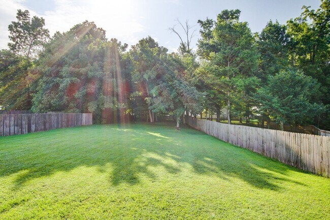 Building Photo - Charming Home Open Floor Plan with Spaciou...