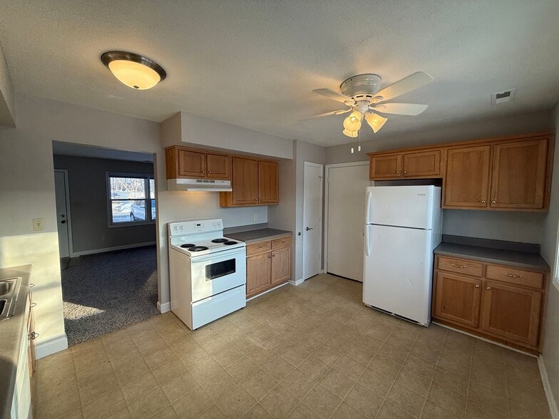 Building Photo - 6915 Salge Dr