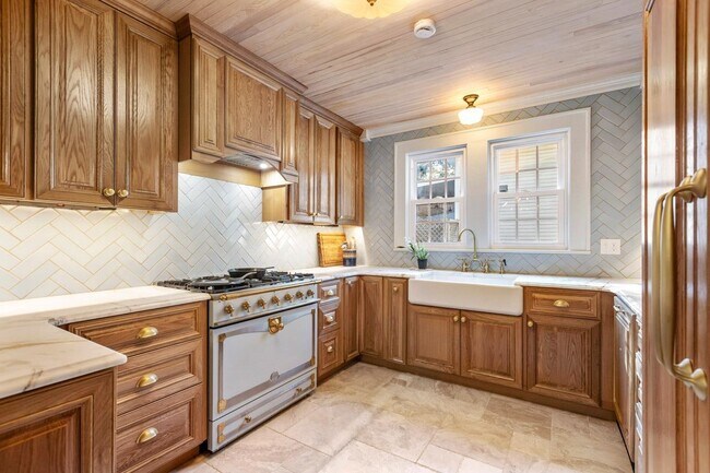 Building Photo - 821 Ingleside Ave