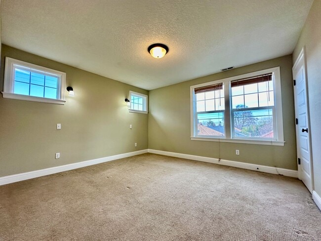 Building Photo - Remodeled Piedmont 3 Bedroom Home with Har...