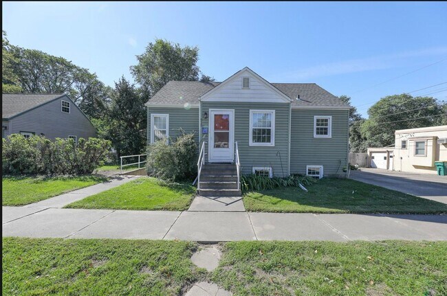 Primary Photo - 915 E Ave E