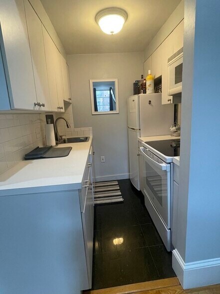 Building Photo - 449 Beacon St